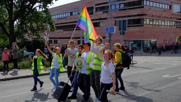 Etwa 8000 Teilnehmer waren bei der Fridays-for-Future-Demo in Nürnberg dabei. Autofahrer brauchten hier viel Geduld. Die Demonstranten zogen unter anderem über den Rathenauplatz und sorgten so zeitweise für Stau und stockenden Verkehr.