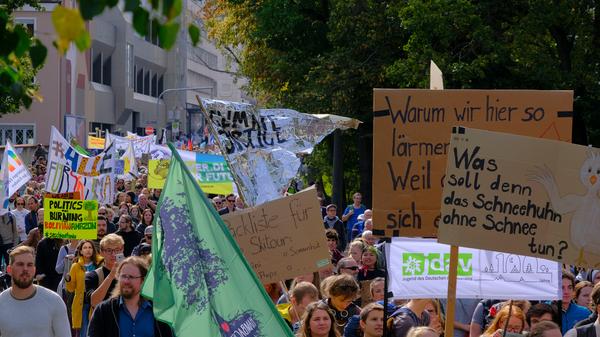 Etwa 8000 Teilnehmer waren bei der Fridays-for-Future-Demo in Nürnberg dabei. Autofahrer brauchten hier viel Geduld. Die Demonstranten zogen unter anderem über den Rathenauplatz und sorgten so zeitweise für Stau und stockenden Verkehr.