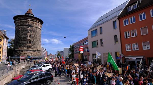 Etwa 8000 Teilnehmer waren bei der Fridays-for-Future-Demo in Nürnberg dabei. Autofahrer brauchten hier viel Geduld. Die Demonstranten zogen unter anderem über den Rathenauplatz und sorgten so zeitweise für Stau und stockenden Verkehr.