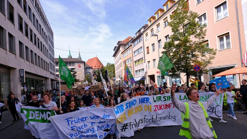 Lokales
Foto: Günter Distler
Motiv: Fridays For Future Demo; Kundgebung Lorenzer Platz und Demo-Zug durch die Innenstadt; 20.09.19

























































































