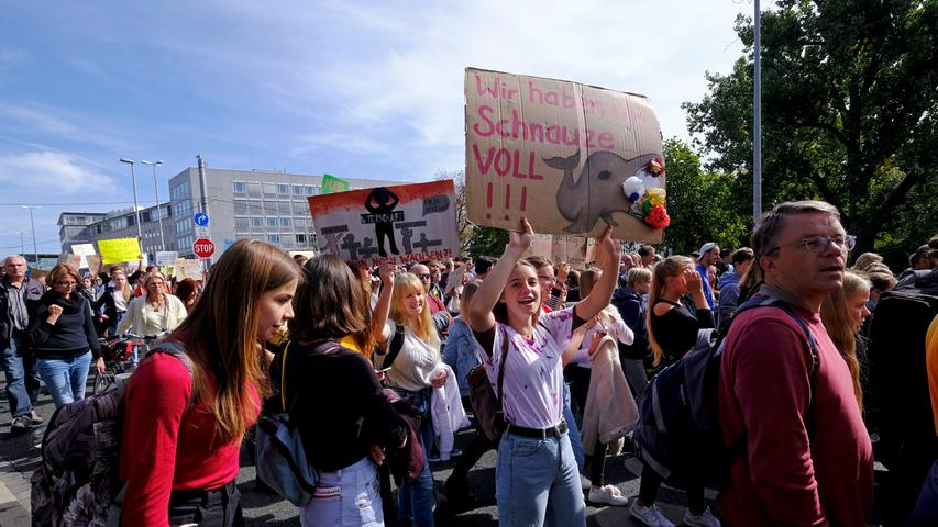 Etwa 8000 Teilnehmer waren bei der Fridays-for-Future-Demo in Nürnberg dabei. Autofahrer brauchten hier viel Geduld. Die Demonstranten zogen unter anderem über den Rathenauplatz und sorgten so zeitweise für Stau und stockenden Verkehr.