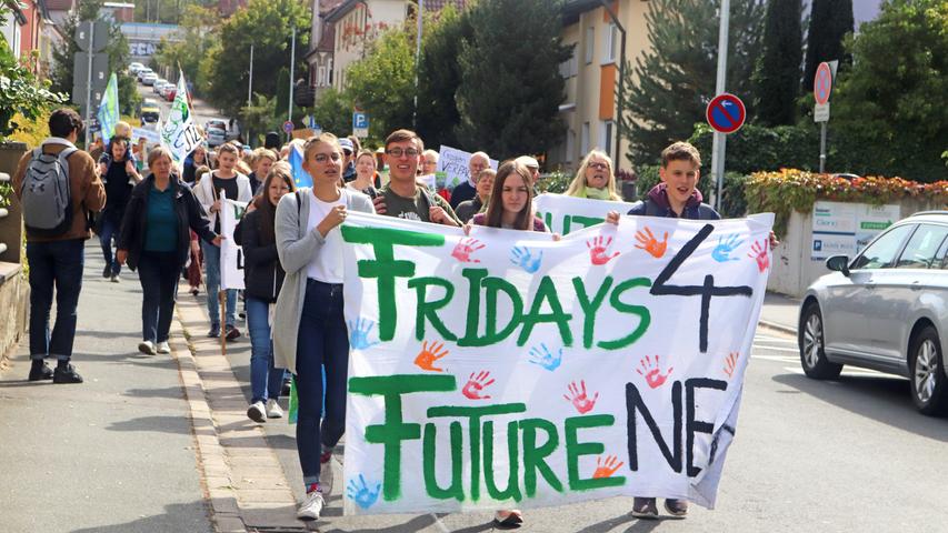 Auch in Neustadt versammelten sich vor allem junge Klimaaktivisten auf dem Hauptmarkt. "Klimaschutz statt Kohleschmutz" war dort unter anderem auf den Transparenten zu lesen.