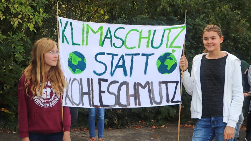 Auch in Neustadt versammelten sich vor allem junge Klimaaktivisten auf dem Hauptmarkt. "Klimaschutz statt Kohleschmutz" war dort unter anderem auf den Transparenten zu lesen.