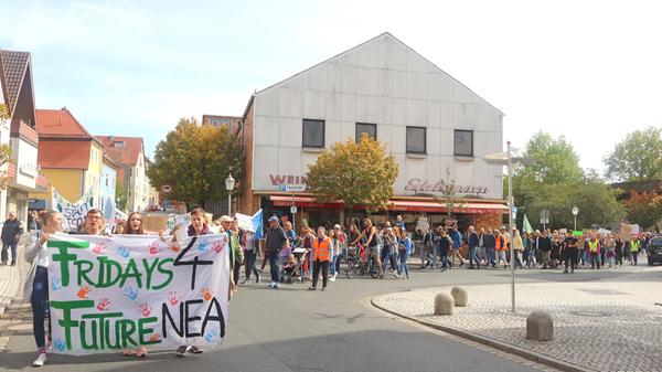 Auch in Neustadt versammelten sich vor allem junge Klimaaktivisten auf dem Hauptmarkt. "Klimaschutz statt Kohleschmutz" war dort unter anderem auf den Transparenten zu lesen.