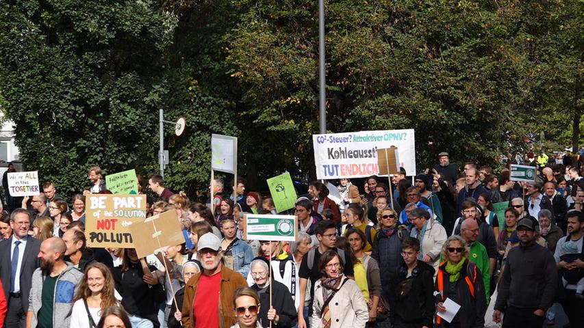 In Würzburg gingen rund 5000 Klimaschützer auf die Straße. Sie demonstrierten in der unterfränkischen Stadt und provozierten ebenfalls erhebliche Staus.