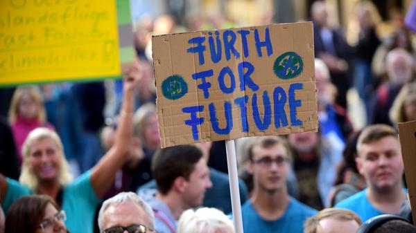 Mehr als 2000 Menschen sind am Freitagnachmittag im Rahmen des globalen Klimastreiks in Fürth auf die Straße gegangen. Mit bunten Schildern und Transparenten machten sie auf die Folgen des Klimawandels aufmerksam. Die Menge zog vom Dreiherrenbrunnen am Rathaus vorbei bis zum Grünen Markt.