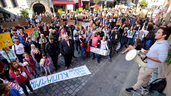 Mehr als 2000 Menschen sind am Freitagnachmittag im Rahmen des globalen Klimastreiks in Fürth auf die Straße gegangen. Mit bunten Schildern und Transparenten machten sie auf die Folgen des Klimawandels aufmerksam. Die Menge zog vom Dreiherrenbrunnen am Rathaus vorbei bis zum Grünen Markt.