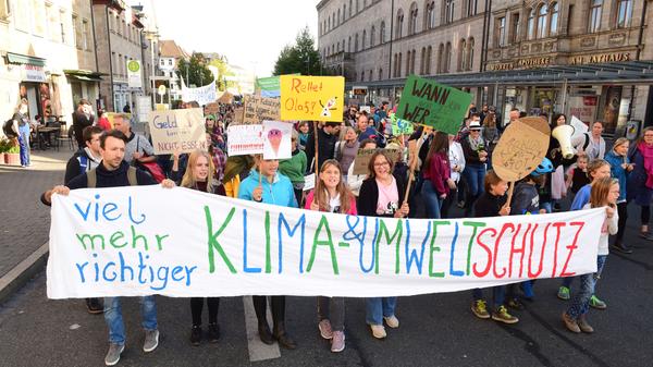 Mehr als 2000 Menschen sind am Freitagnachmittag im Rahmen des globalen Klimastreiks in Fürth auf die Straße gegangen. Mit bunten Schildern und Transparenten machten sie auf die Folgen des Klimawandels aufmerksam. Die Menge zog vom Dreiherrenbrunnen am Rathaus vorbei bis zum Grünen Markt.