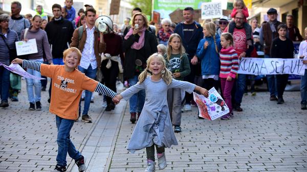 Mehr als 2000 Menschen sind am Freitagnachmittag im Rahmen des globalen Klimastreiks in Fürth auf die Straße gegangen. Mit bunten Schildern und Transparenten machten sie auf die Folgen des Klimawandels aufmerksam. Die Menge zog vom Dreiherrenbrunnen am Rathaus vorbei bis zum Grünen Markt.