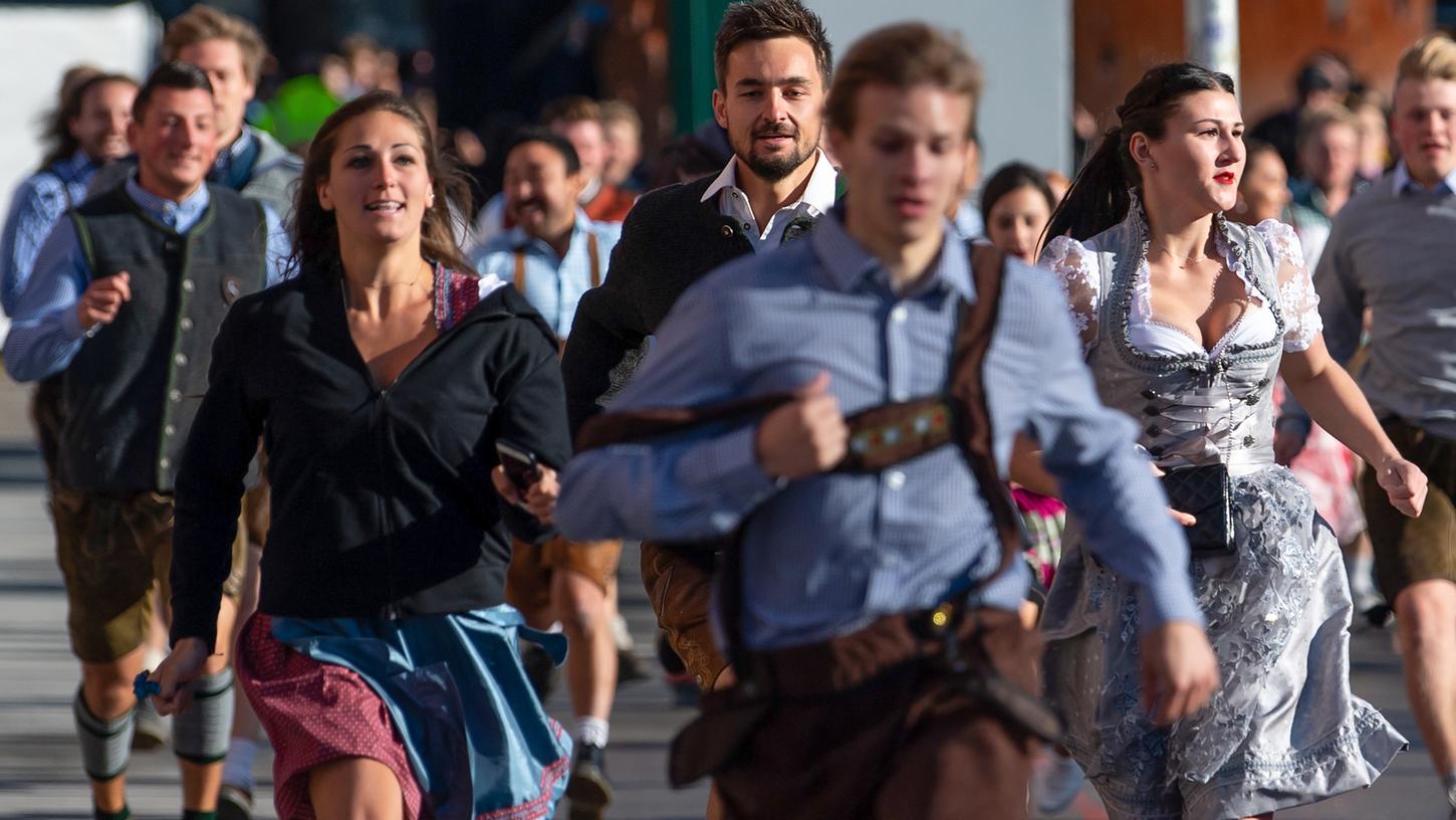 Auftakt zum Oktoberfest: Die ersten Wiesnbesucher rennen nach dem Einlass zu den Festzelten. Das größte Volksfest der Welt dauert bis zum 6. Oktober.