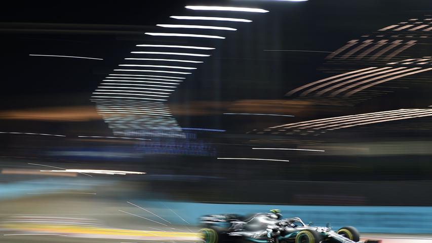 Der finnische Mercedes-Fahrer Valtteri Bottas trainiert für den Großen Preis von Singapur der Formel 1 auf der Rennstrecke "Marina Bay Street Circuit". Das Autorennen findet am 22. September statt.