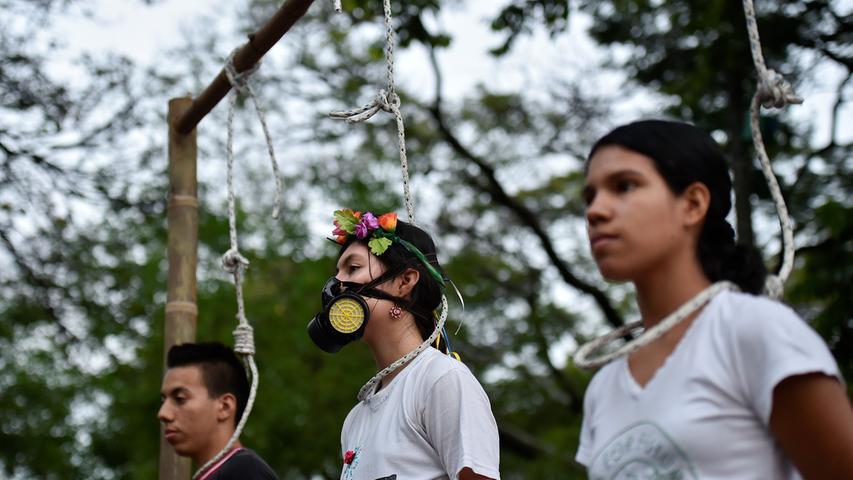 Im Rahmen der globalen Klima-Demonstrationen "Friday for Future" inszenierten Aktivisten eine Hinrichtung in Cali in Kolumbien. Die internationalen Proteste haben einen besseren Klimaschutz zum Ziel.