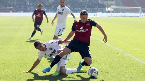 Rein in die Partie! Der Club, der gegen Heidenheim und in Darmstadt jüngst dreifache Punktgewinne verschludert hatte, tut sich in einer hektischen Anfangsphase gegen dicht gestaffelte Badener schwer, eine Lücke zu finden. Auffällig beim Altmeister ist in dieser Phase eigentlich nur der quirlige Nikola Dovedan, der auf rechts Betrieb macht, was in der sechsten Minute eine erste Halbchance der Hausherren zur Folge hat.
