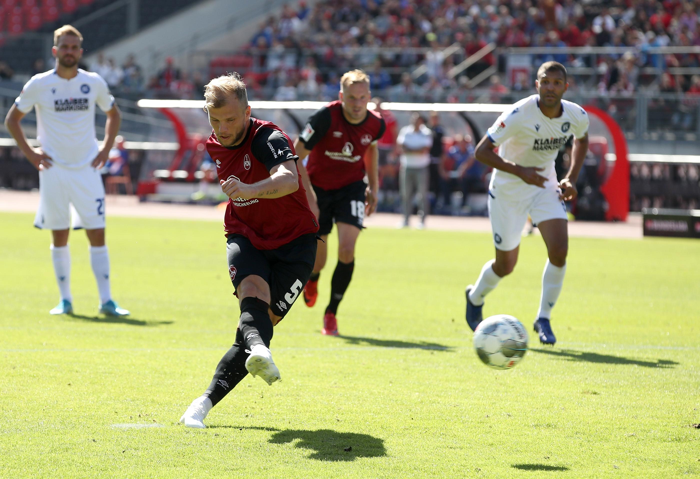 Dovedan ist das dann auch, der mit seiner mit Ballgewandtheit gepaarten Aktivität in der zunächst höhepunktarmen Partie einen völlig unstrittigen Elfmeter erzwingt. Karlsruhes Carlson räumt den Ösi im Sechzehner ab. Johannes Geis tritt an...