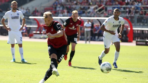 Dovedan ist das dann auch, der mit seiner mit Ballgewandtheit gepaarten Aktivität in der zunächst höhepunktarmen Partie einen völlig unstrittigen Elfmeter erzwingt. Karlsruhes Carlson räumt den Ösi im Sechzehner ab. Johannes Geis tritt an...