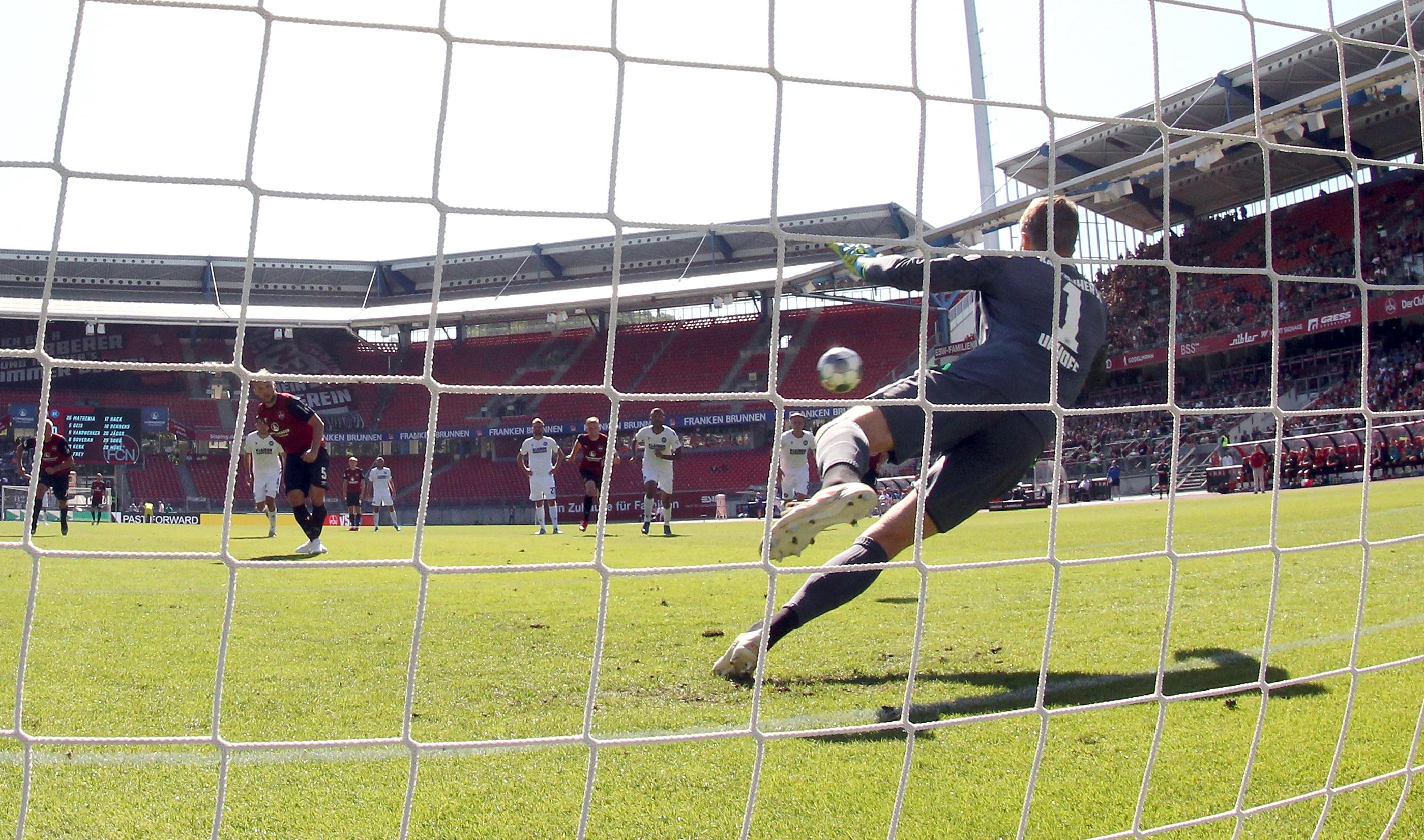 ... und jagt das Spielgerät mit viel Speed und Präzision in die linke Ecke (24.). Unhaltbar! Das muss auch der Ex-Nürnberger Uphoff im KSC-Kasten zur Kenntnis nehmen.