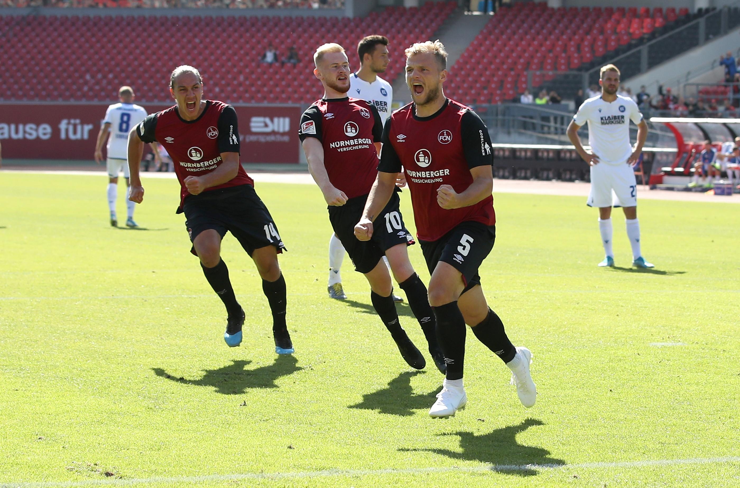 Die Kollegen Kerk - wie Jäger und Handwerker im Vergleich zum 3:3 in Darmstadt neu in Nürnbergs Startformation – und Frey haben's natürlich auch genüsslich zur Kenntnis genommen und machen sich auf, dem schussgewaltigen Standardschützen zu gratulieren.