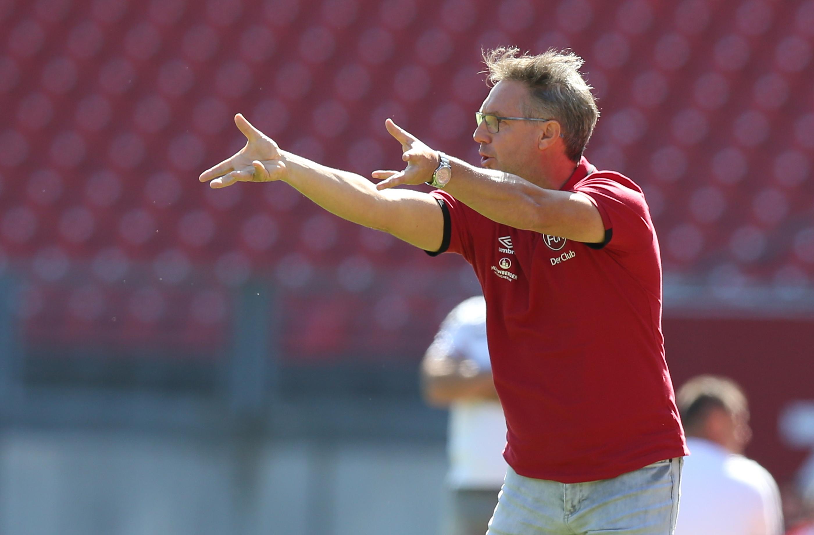 Der KSC zeigt sich vom Rückstand im rot-schwarzen Rund jedoch nicht geschockt. Im Gegenteil die Badener, die vor Nürnbergs Führungstreffer doch recht verhalten im Vorwärtsgang waren, werden nun deutlich aktiver. Frödes Kopfball saust nach einer knappen halben Stunde haarscharf am Gehäuse der Hausherren vorbei. Und Damir Canadi? Dem gefällt das gar nicht.