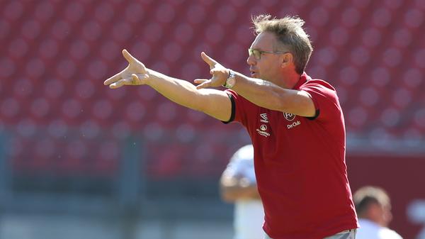 Der KSC zeigt sich vom Rückstand im rot-schwarzen Rund jedoch nicht geschockt. Im Gegenteil die Badener, die vor Nürnbergs Führungstreffer doch recht verhalten im Vorwärtsgang waren, werden nun deutlich aktiver. Frödes Kopfball saust nach einer knappen halben Stunde haarscharf am Gehäuse der Hausherren vorbei. Und Damir Canadi? Dem gefällt das gar nicht.