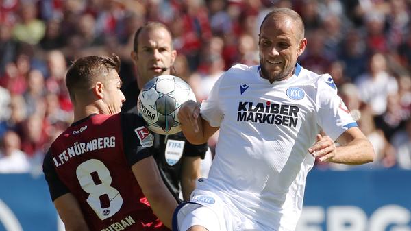 Während der Club vom Gaspedal geht, zusehends fehlerhafter und lethargischer agiert und dem KSC auch mit nicht gut genug ausbalanciertem Defensivverhalten jetzt Räume bietet, bleiben die Schwartz-Schützlinge dran. Und egalisieren durch einen gebürtigen Bayreuther.