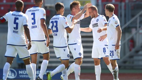 Nach einem schönen Grozurek-Pass dringt Manuel Stiefler, zwischen 2008 bis 2010 für die Club-Amateure tätig, von halbrechts in den Sechzehner ein und überwindet den in dieser Partie im Vergleich zu den Vorwochen verbesserten Mathenia mit einem gekonnten Schuss in den linken Knick. Der KSC feiert in Franken.