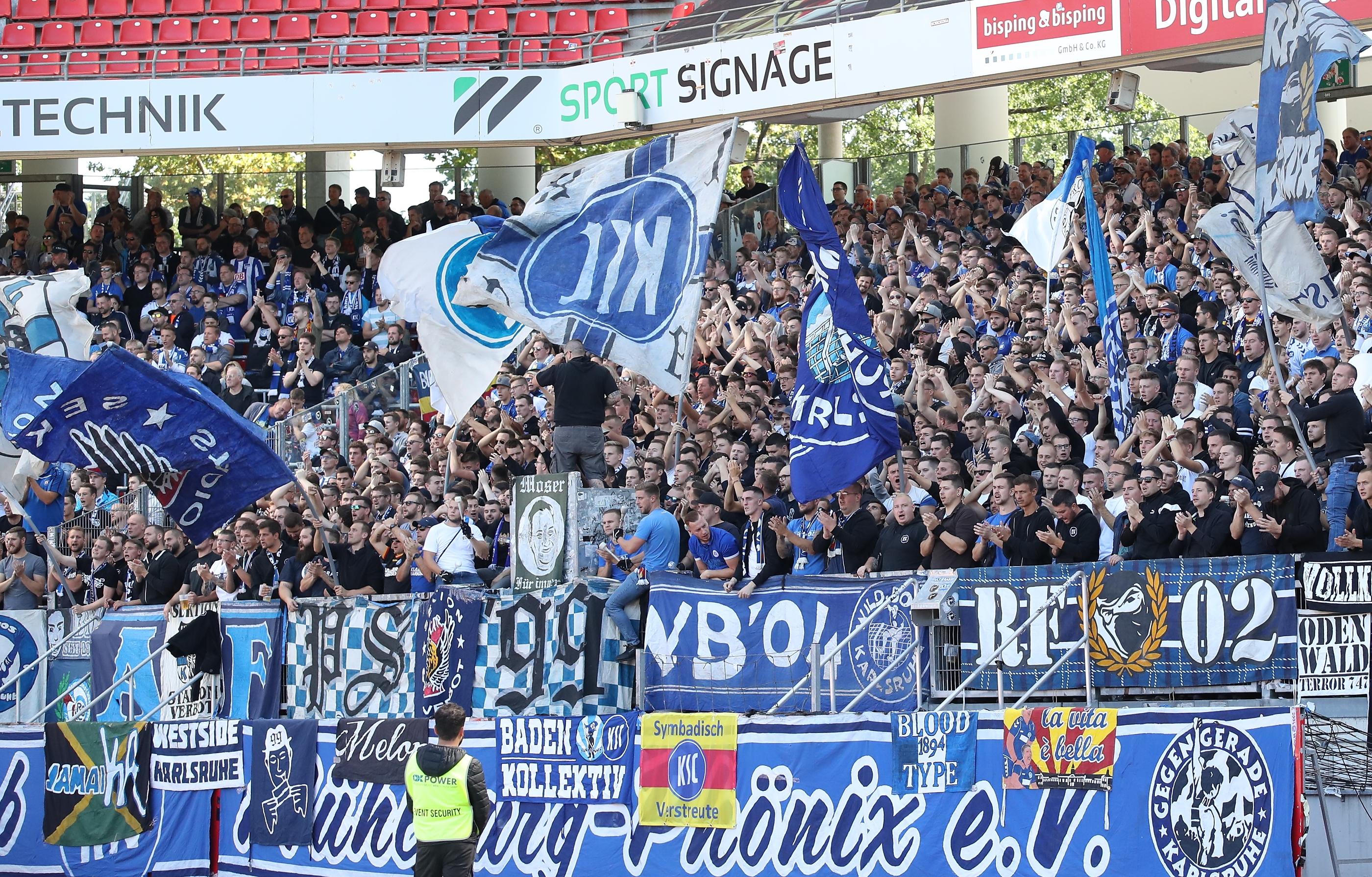 Den rund 2500 aus der Fächstadt mitgereisten Fans gefällt das Spiel auch nach der Pause besser. Der KSC agiert in der Vorwärtsbewegung gefälliger und gefährlicher als ein bräsiger, verunsichert wirkender und zunehmend hilfloser Club.