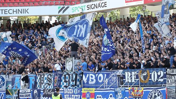 Den rund 2500 aus der Fächstadt mitgereisten Fans gefällt das Spiel auch nach der Pause besser. Der KSC agiert in der Vorwärtsbewegung gefälliger und gefährlicher als ein bräsiger, verunsichert wirkender und zunehmend hilfloser Club.