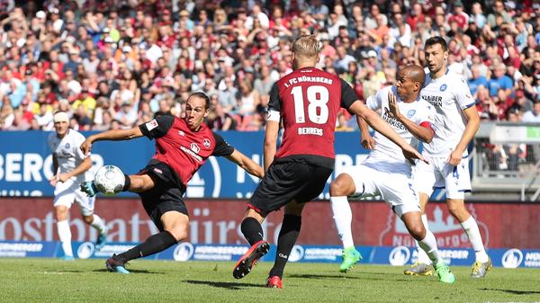 Erst nach einer Stunde senden die Rot-Schwarzen im sonnigen Nürnberg wieder ein Lebenszeichen. Nach einer Hereingabe des eingewechselten Nürnberger nimmt Sturmbulle Frey das Leder sehenswert an und jagt es anschließend aus der Drehung per kerniger Direktabnahme auf den KSC-Kasten. Doch Gäste-Keeper Uphoff, wie Stiefler früher für den FCN aktiv, entschärft den saftigen Schuss, indem er die Kugel reaktionsschnell über den Querbalken lenkt. Gute Chance!