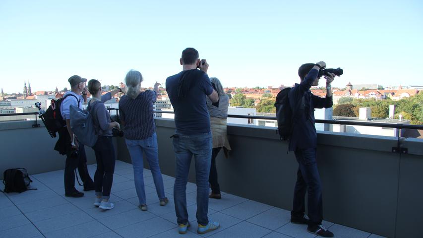 Während einige Teilnehmer den Moment mit der Kamera festhielten, genossen andere einfach die Aussicht über Nürnberg.
