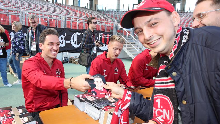 Mit Stift und Selfies: Club-Stars erfüllen Autogrammwünsche