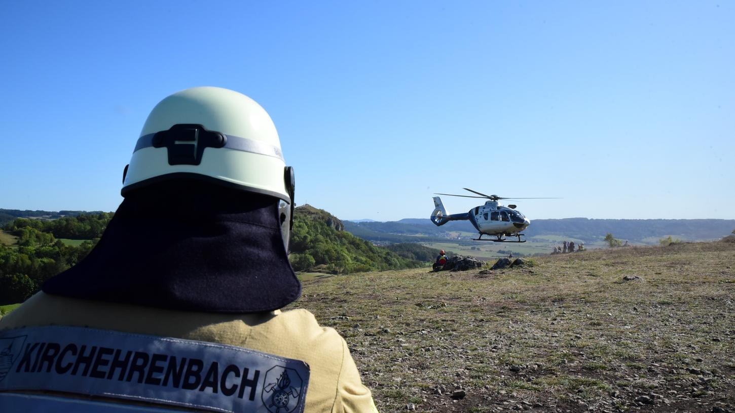 Höhepunkt der Übung am Samstagnachmittag war der überraschende Anflug des Rettungshubschraubers Höhepunkt der Übung am Samstagnachmittag war der überraschende Anflug des Rettungshubschraubers