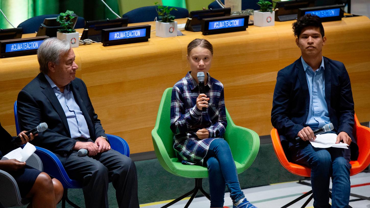 Greta Thunberg spricht neben UN-Generalsekretär Antonio Guterres während des UN-Jugendklimagipfels im Hauptsitz der UN.