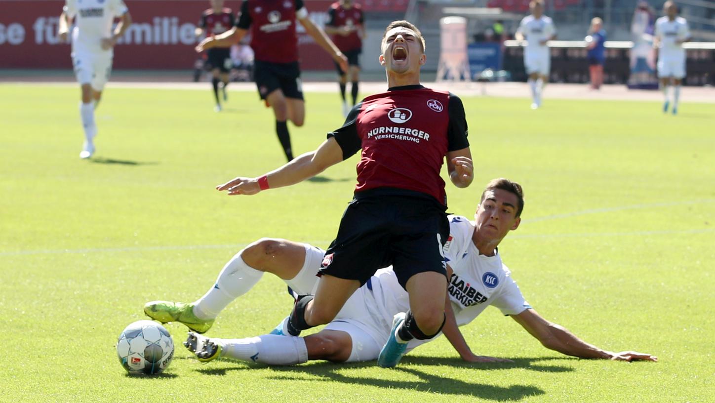 Es kann mitunter schmerzvoll sein, in diesen Wochen ein Spiel des 1. FC Nürnberg anzusehen. Immerhin wurde Nikola Dovedan in dieser Szene mit einem Elfmeterpfiff belohnt.