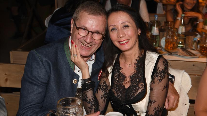 "Tagesschau"-Sprecher Jan Hofer zeigt sich mit seiner Frau Phong Lan im Käferzelt.