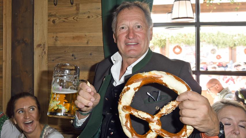 Der ehemalige Skirennläufer Franz Klammer feiert im Marstall-Festzelt auf dem Oktoberfest.