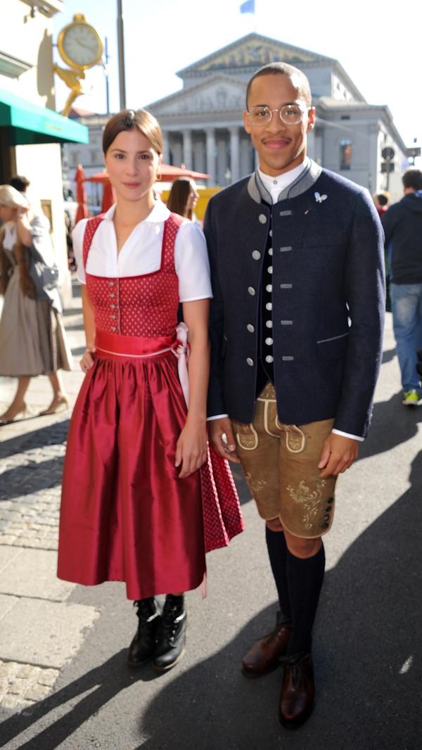 Ihre Schauspielkollegen Jerry Hoffmann und Aylin Tezel tun es ihr gleich.