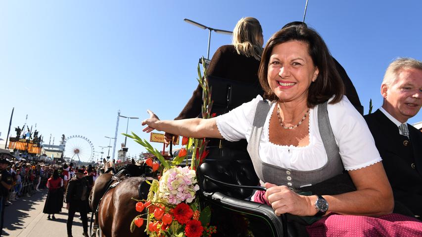 Die Präsidentin des Bayerischen Landtags, Ilse Aigner (CSU), beim Einzug der Festwirte.