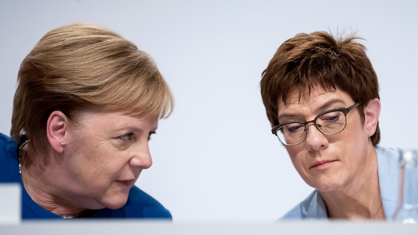 Bundeskanzlerin Angela Merkel (links) und Annegret Kramp-Karrenbauer, Bundesministerin der Verteidigung und CDU-Vorsitzende, stellten bei einer Pressekonferenz die Ergebnisse der Sitzung des Klimakabinetts der Bundesregierung vor. Wenige Tage später sorgt ihr Verhalten für Kritik.