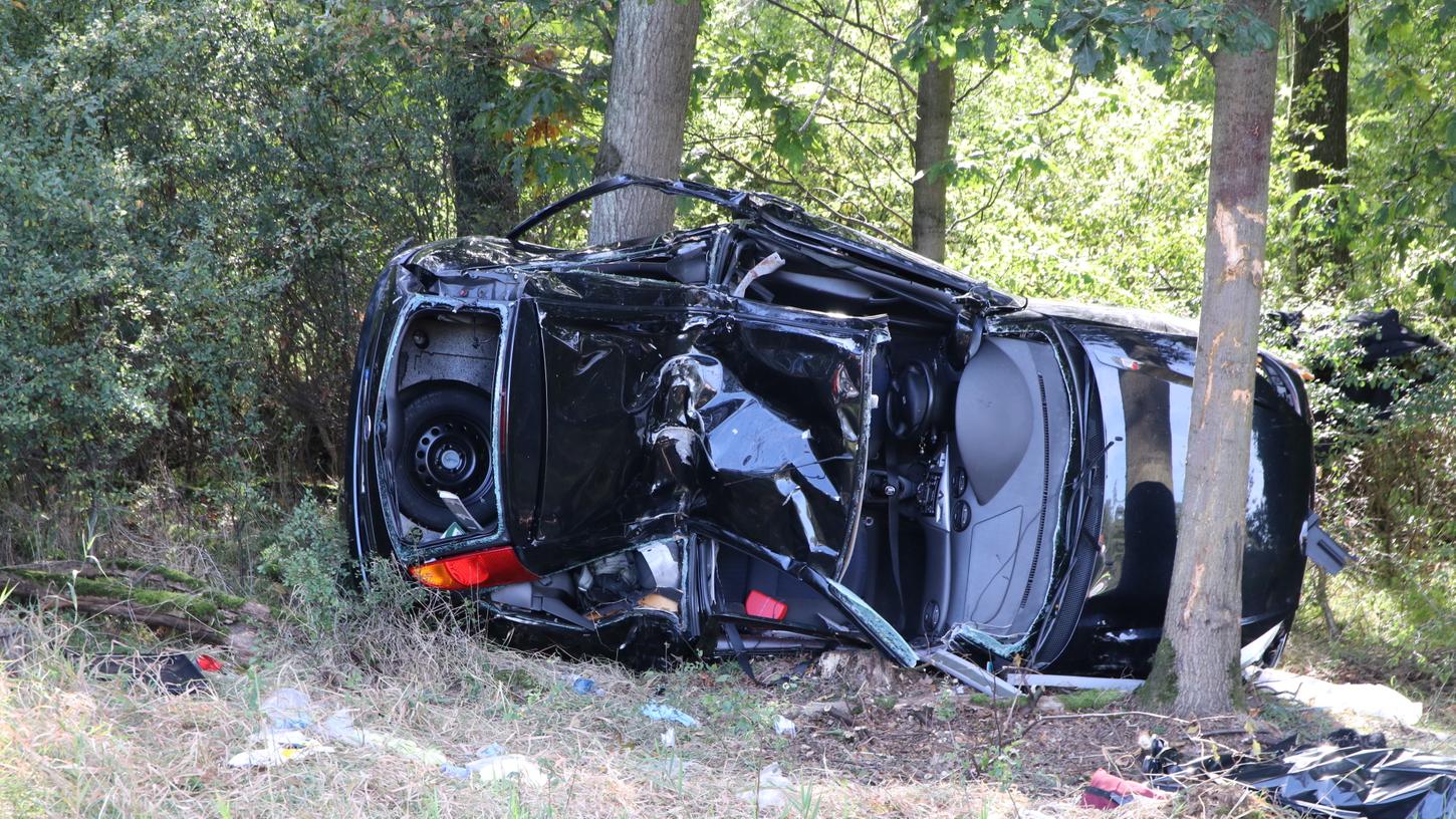 Der Wagen blieb schwer demoliert in einem Waldstück liegen.