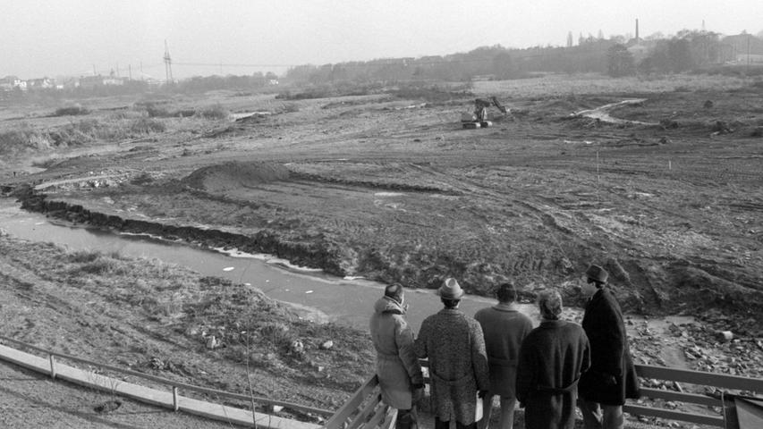 Wie weit die Rodungsarbeiten Ende 1969 bereits vorangekommen sind, zeigt dieser Blick vom neuen Talübergang nach Osten in den Pegnitzgrund.