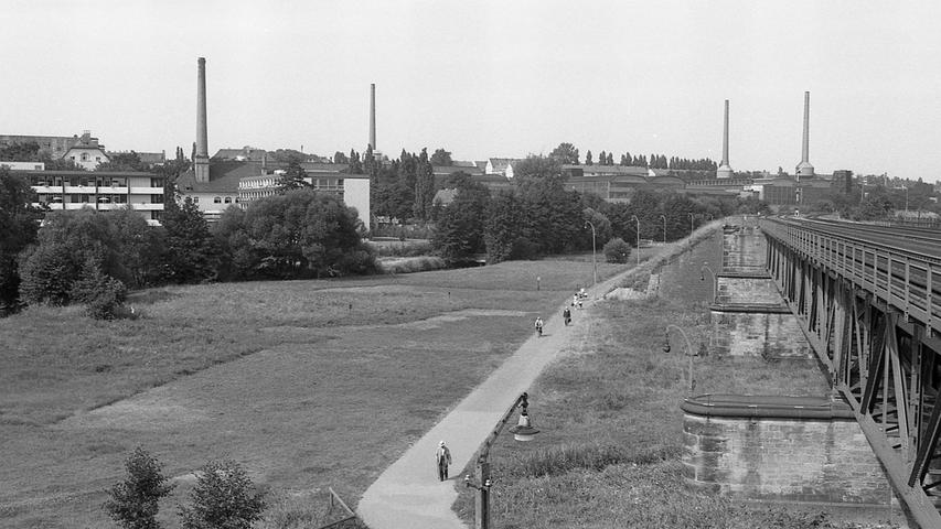 Ein Blick vom damaligen Pulversee (heute Freibad Bayern 07) aus auf das nordöstliche Pegnitztal im August 1969.  Rechts die Eisenbahnbrücke der Bahnstrecke Richtung Bayreuth. Im Hintergrund der Turm des Sebastianspitals, daneben das Tafelwerk mit seinen Schlöten.
 
 Heute befindet sich der Fußweg eine Etage höher auf der Bahnbrücke (gegenüberliegende Seite).