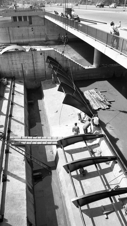 Mitte Mai 1969 begann die Montage der ersten 22,5 Meter breiten Hälfte der Wehrkonstruktion am Wöhrder Talübergang.