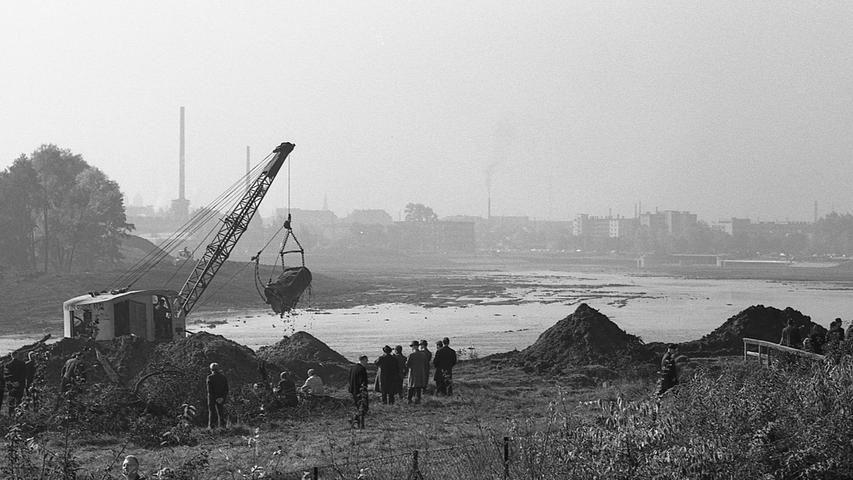 Am 14. Oktober 1969 war es so weit: Ein Bagger entfernte den Damm zwischen der Pegnitz und dem ausgehobenen Seeboden.