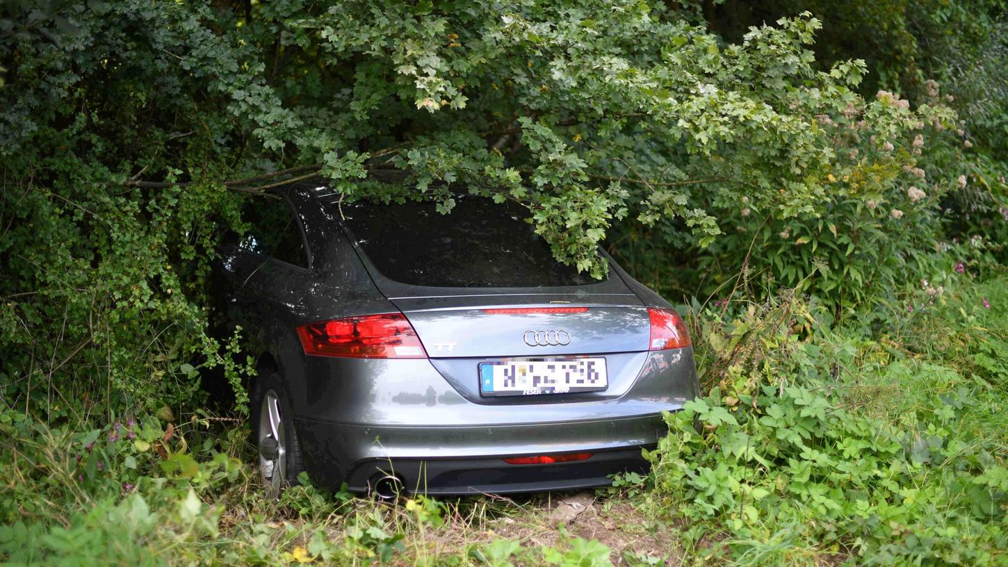 Kurioser Unfall in Neumarkt: Audi landet neben Straße im Gebüsch