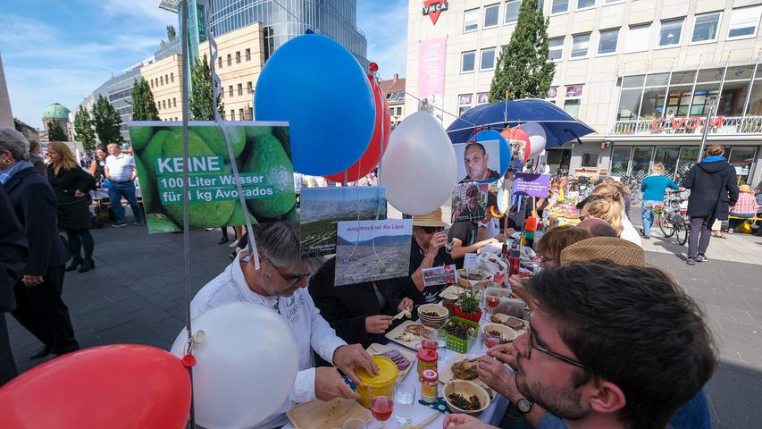Hummus trifft Obatzder: Tausende feiern bei Nürnberger Friedenstafel