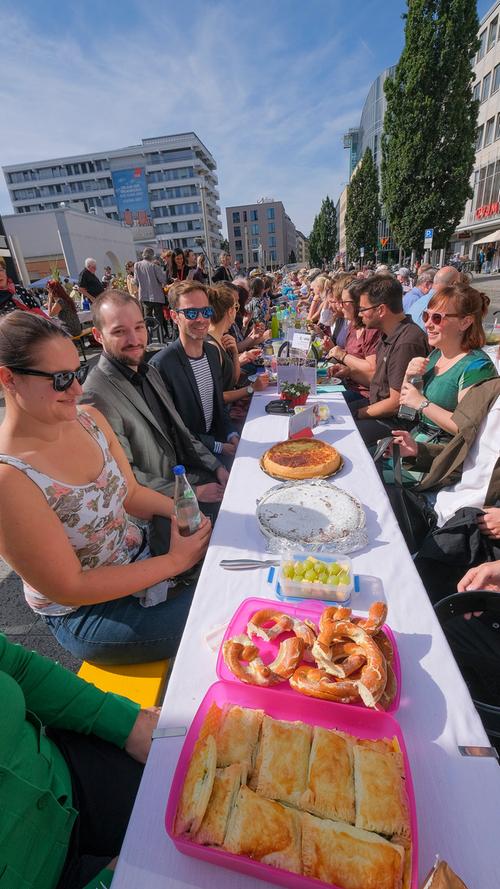 Hummus trifft Obatzder: Tausende feiern bei Nürnberger Friedenstafel
