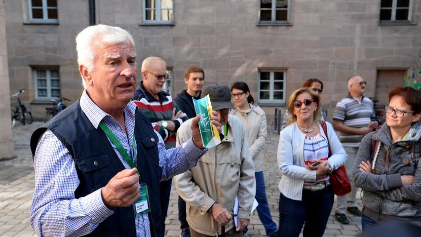 Mit 20000 Besucher war der Tag der offenen Tür in Fürth für die Veranstalter ein voller Erfolg. Touristenführer Gerhard Fuchs lotste Interessierte durchs Rathaus.