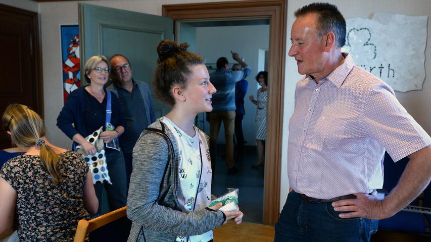 Mit 20000 Besucher war der Tag der offenen Tür in Fürth für die Veranstalter ein voller Erfolg. Die elfjährige Lena Wunder stellte Oberbürgermeister Thomas Jung mutig ihre Fragen.