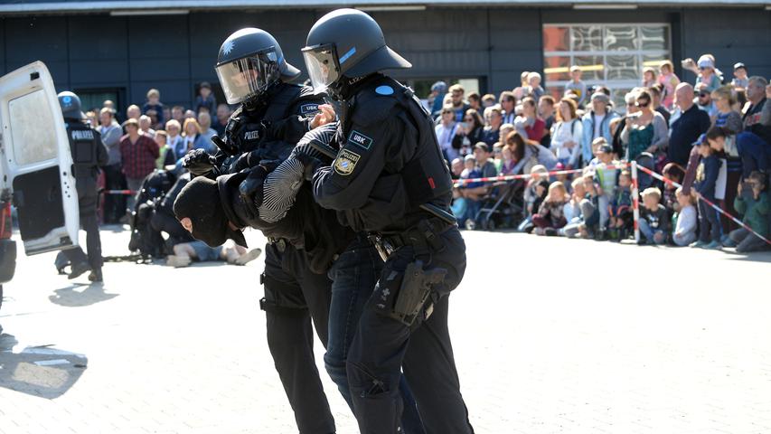 Mit 20000 Besucher war der Tag der offenen Tür in Fürth für die Veranstalter ein voller Erfolg. Die Polizei entpuppte sich als Publikusmagnet. Mit dabei das Unterstützungskommando mit einer eindrücklichen Vorführung seiner Arbeit.