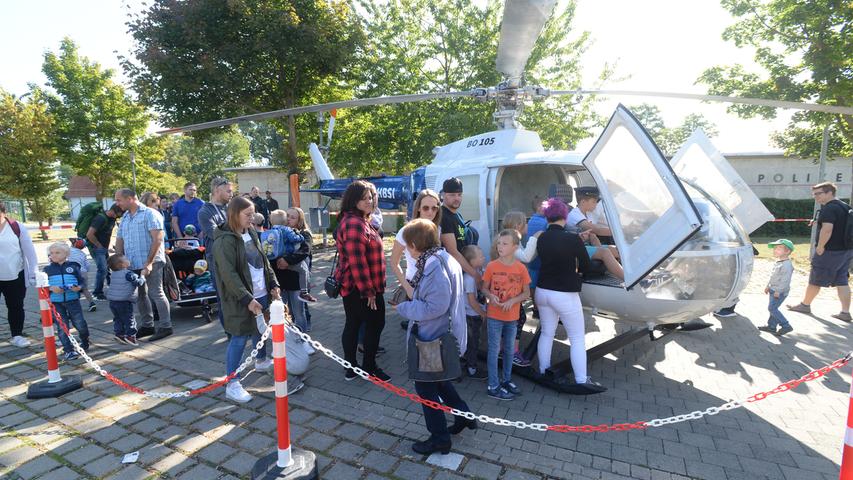 Mit 20000 Besucher war der Tag der offenen Tür in Fürth für die Veranstalter ein voller Erfolg. Die Polizei entpuppte sich als Publikusmagnet, hier der Helikopter-Simulator.
